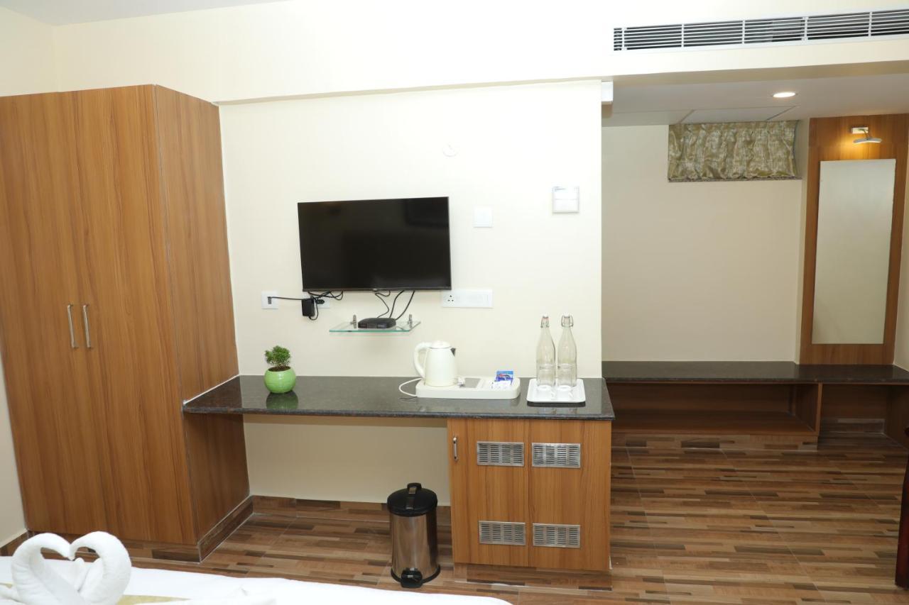 Gadiraju Palace Convention Centre & Hotel Visakhapatnam Exteriör bild