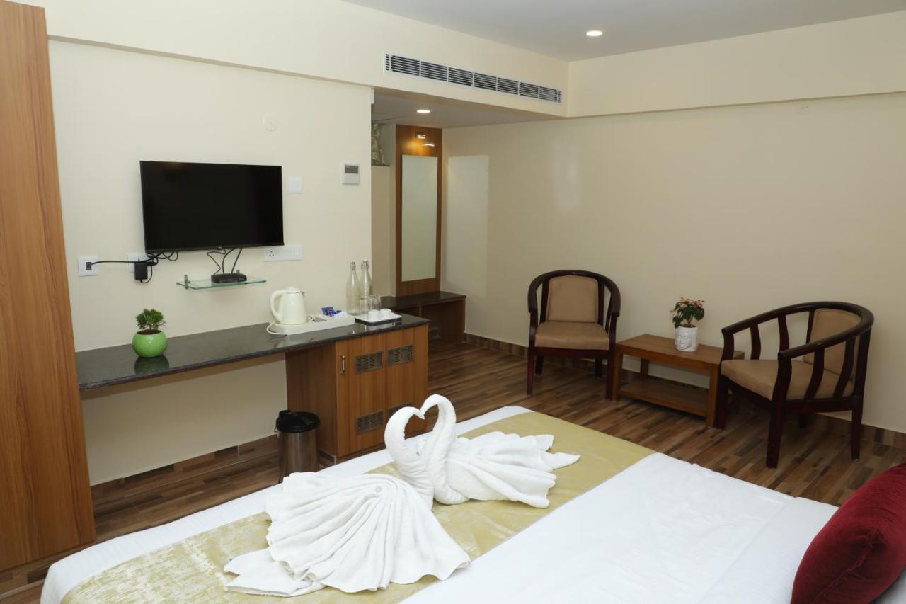 Gadiraju Palace Convention Centre & Hotel Visakhapatnam Exteriör bild