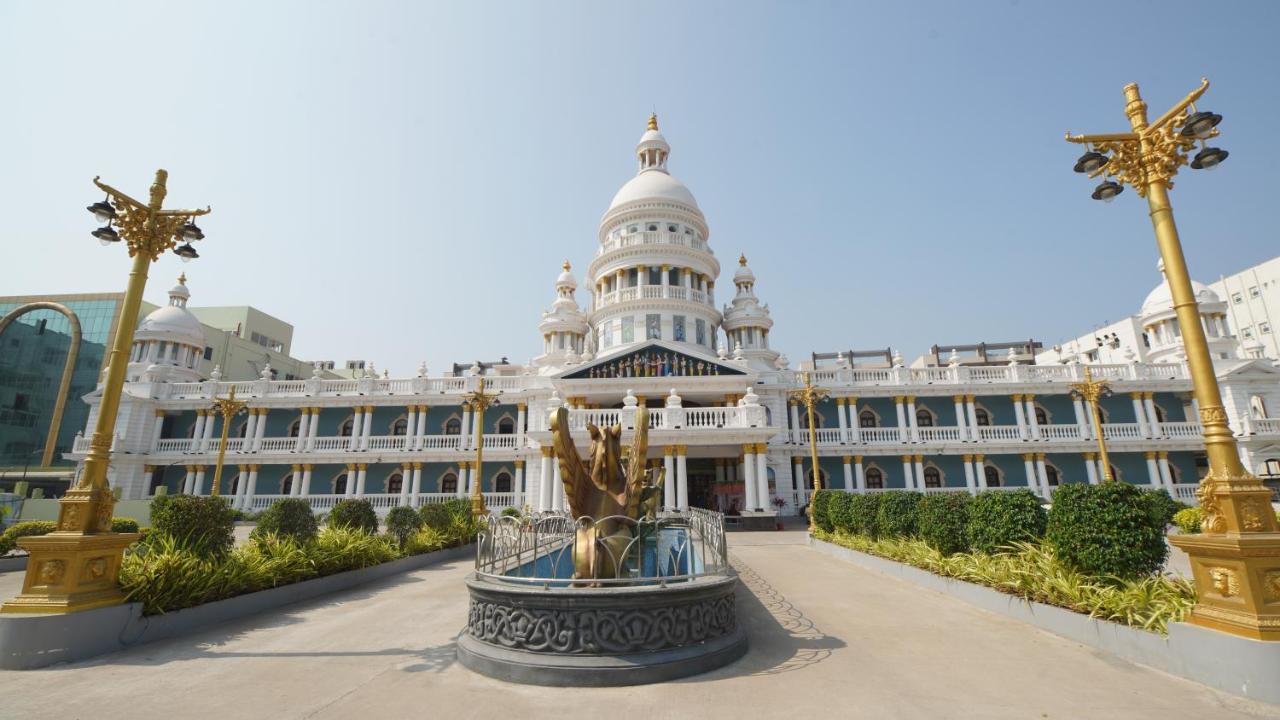 Gadiraju Palace Convention Centre & Hotel Visakhapatnam Exteriör bild
